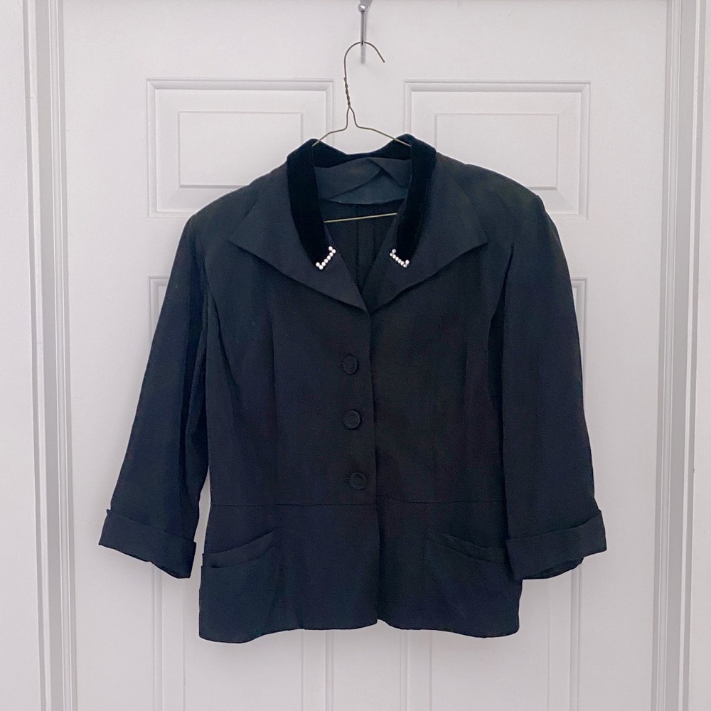 Vintage jacket with pretty details 🌸